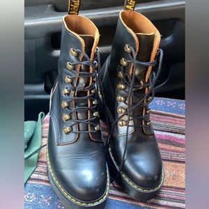 Dr Martens Leona Boot